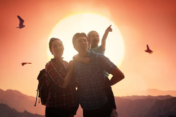 Familie bei Sonnenuntergang — Stockfoto