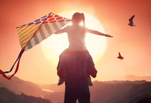 Father and daughter with kite — Stock Photo, Image