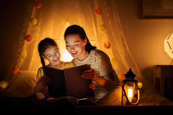 Familjen läsning läggdags. — Stockfoto