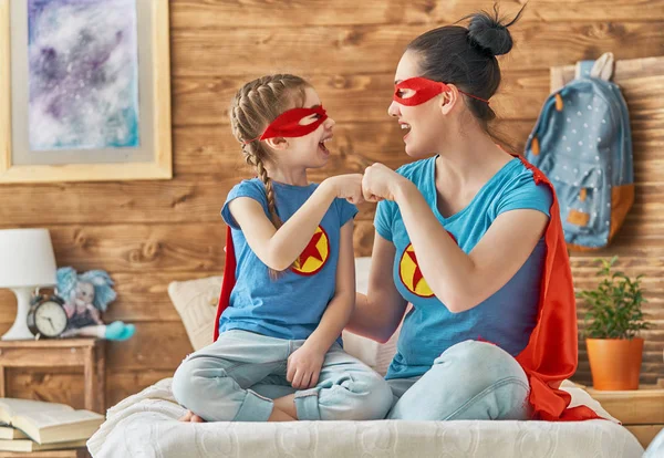 Holka a maminka v kostýmu superhrdiny — Stock fotografie