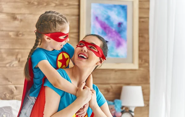 Κορίτσι και κοστούμι Superhero, μαμά — Φωτογραφία Αρχείου