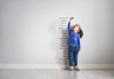 Çocuk süper kahraman oynuyor