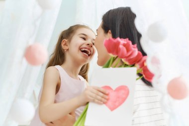 kızı anne tebrik ediyor