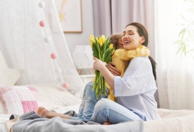 kızı anne tebrik ediyor