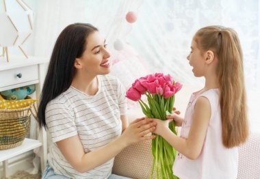 kızı anne tebrik ediyor