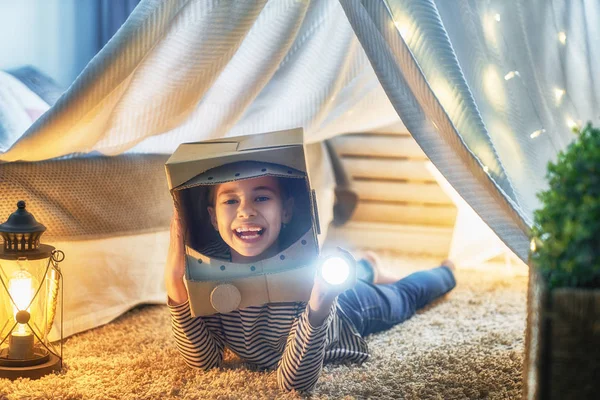 Criança brincando na tenda — Fotografia de Stock