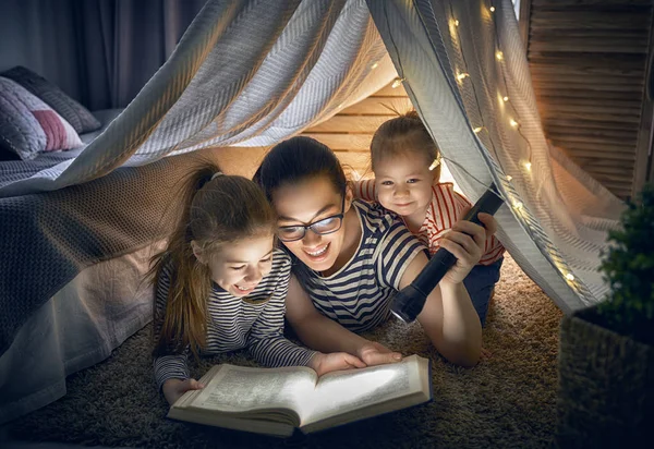 Mamá y niños leyendo libro —  Fotos de Stock