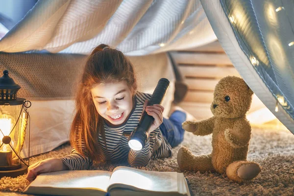 Dziecko jest czytanie książek — Zdjęcie stockowe