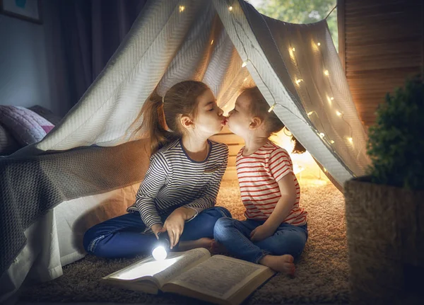 Barn läser en bok — Stockfoto