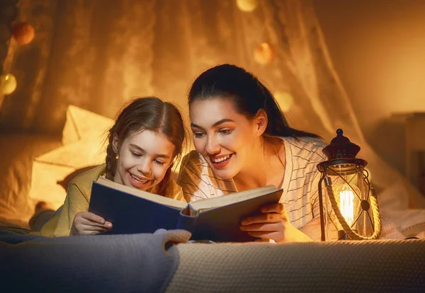 Familjen läsning läggdags. — Stockfoto