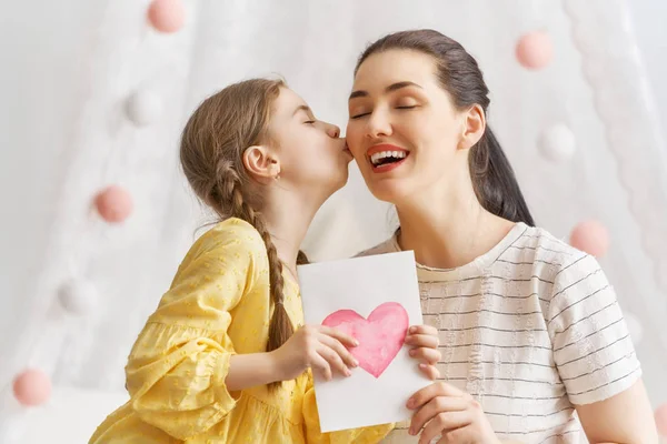 Figlia si congratula con la mamma — Foto Stock