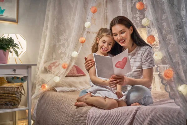 Filha está parabenizando mãe — Fotografia de Stock