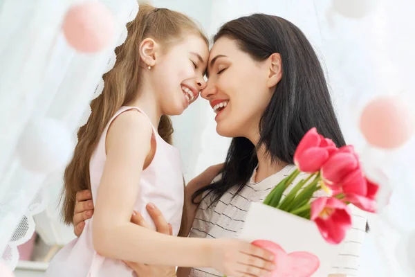 Daughter is congratulating mom — Stock Photo, Image