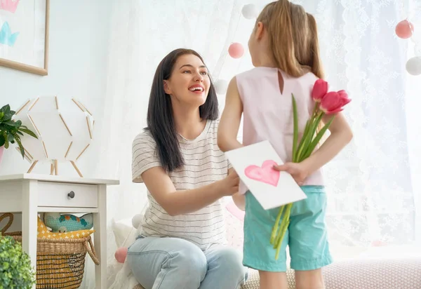 Filha está parabenizando mãe — Fotografia de Stock