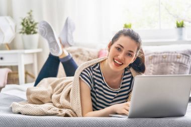 Dizüstü bilgisayarda çalışan bir kadın