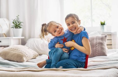 süper kahraman oynayan çocuklar