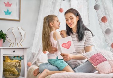 kızı anne tebrik ediyor