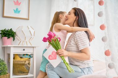 kızı anne tebrik ediyor