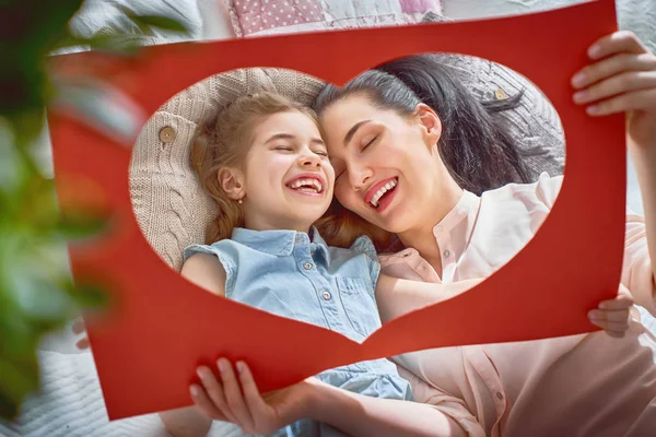 Moeder en haar dochter spelen — Stockfoto