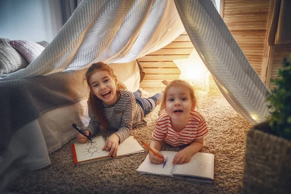 Enfants heureux jouer — Photo