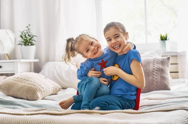 Barn leker superhjälte — Stockfoto