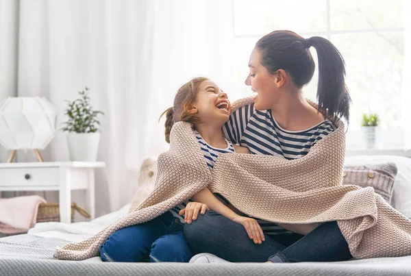 Familie spelen onder deken — Stockfoto
