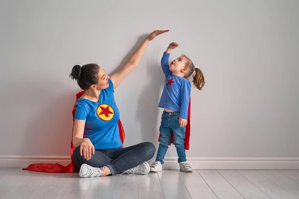 Madre está midiendo el crecimiento del niño — Foto de Stock