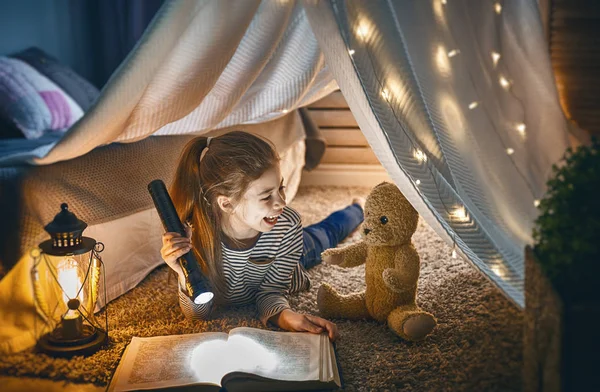 Criança está lendo um livro — Fotografia de Stock