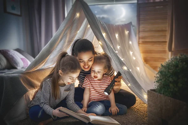 Mamma och barn läsa bok — Stockfoto