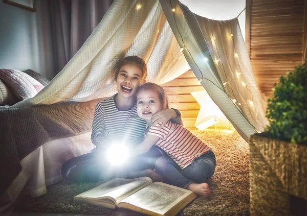 Barn läser en bok — Stockfoto