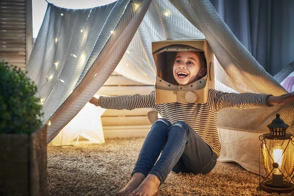 Kid spelar i tält — Stockfoto