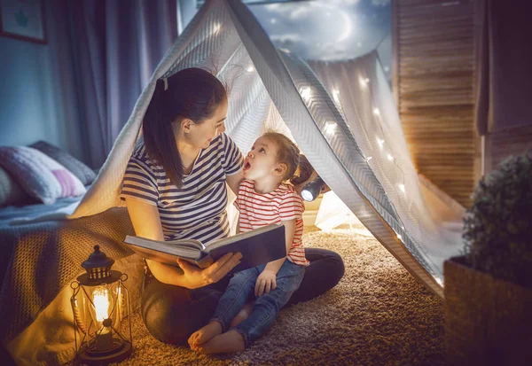 Mutter und Kind lesen ein Buch — Stockfoto