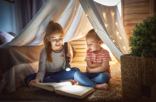 Barn läser en bok — Stockfoto