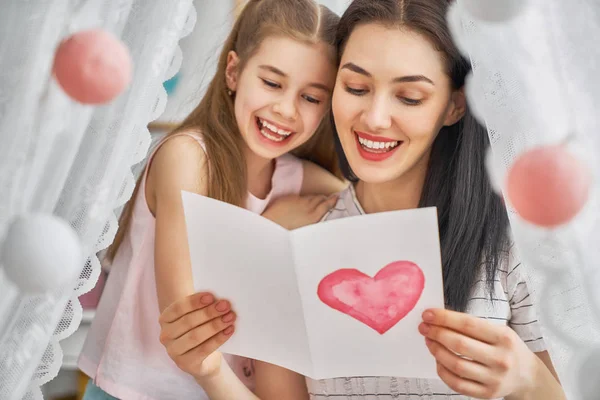 Dochter is moeder feliciteren — Stockfoto