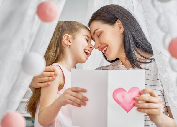 Filha está parabenizando mãe — Fotografia de Stock