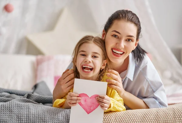 Córka jest gratulacji Mama — Zdjęcie stockowe