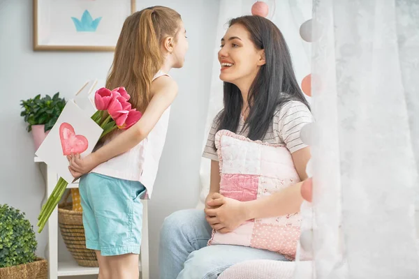 Filha está parabenizando mãe — Fotografia de Stock