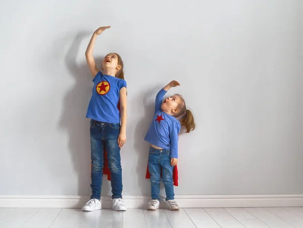 Dzieci bawią się superbohatera — Zdjęcie stockowe