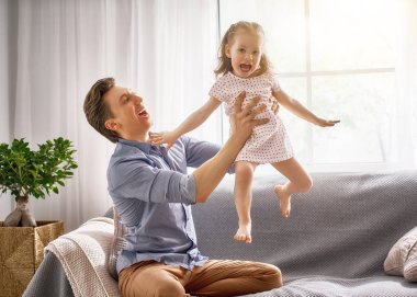 Baba ve oynayan onun çocuk