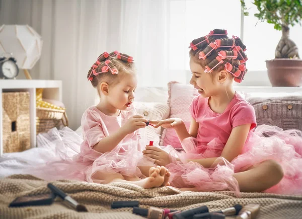 Hermanas están peinando y divirtiéndose — Foto de Stock