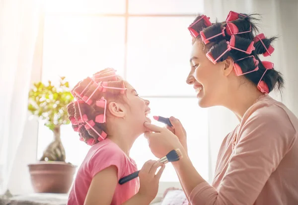 Mãe e criança fazendo maquiagem — Fotografia de Stock