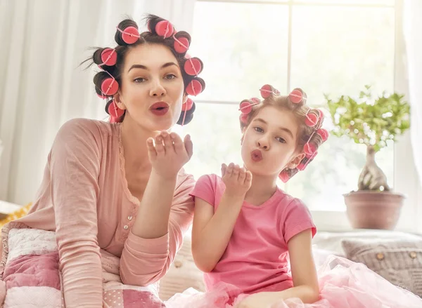 Mamma och barn gör makeup — Stockfoto