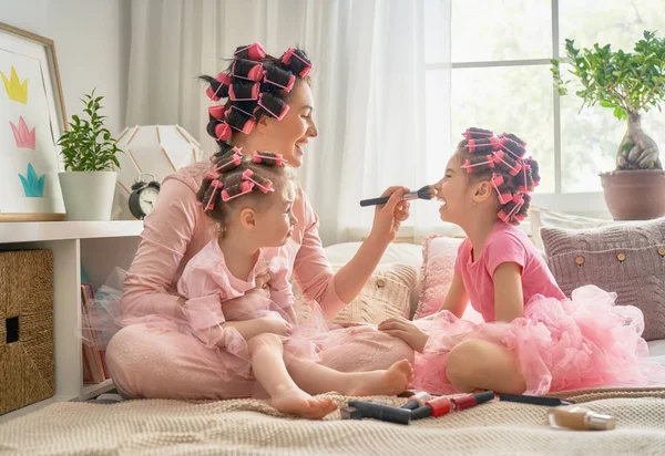 Moeder en kinderen doen make-up — Stockfoto