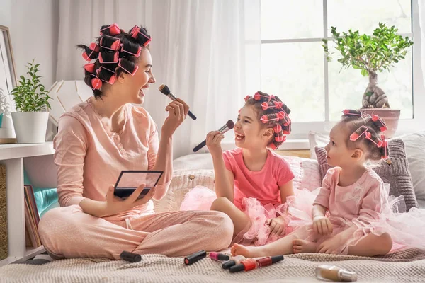 Mãe e crianças fazendo maquiagem — Fotografia de Stock