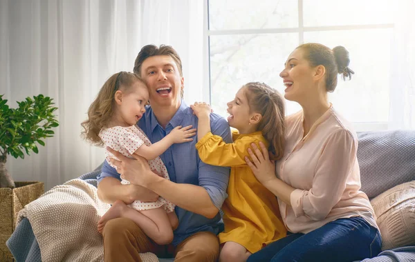 Gelukkige liefdevolle familie — Stockfoto