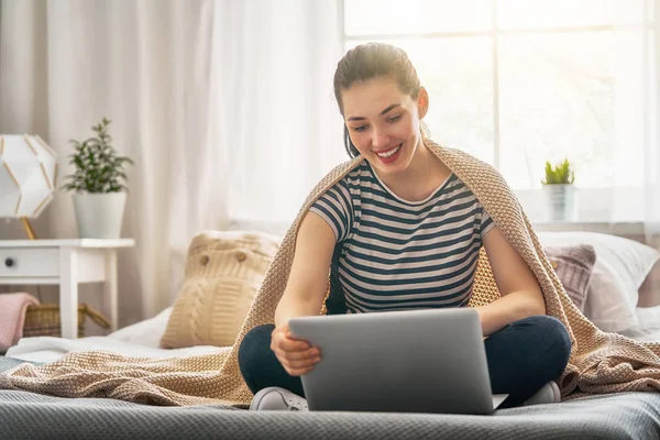 Mulher trabalhando em um laptop — Fotografia de Stock