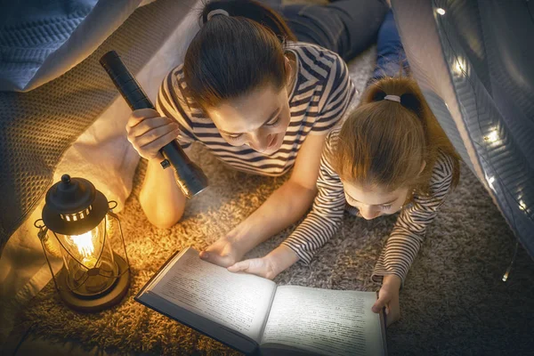Maman et enfant lisant un livre — Photo