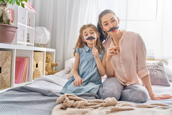 Mamma och hennes dotter spelar — Stockfoto