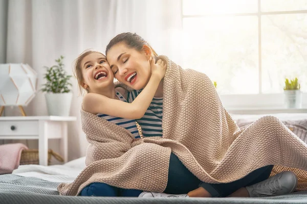 Família brincando sob cobertor — Fotografia de Stock