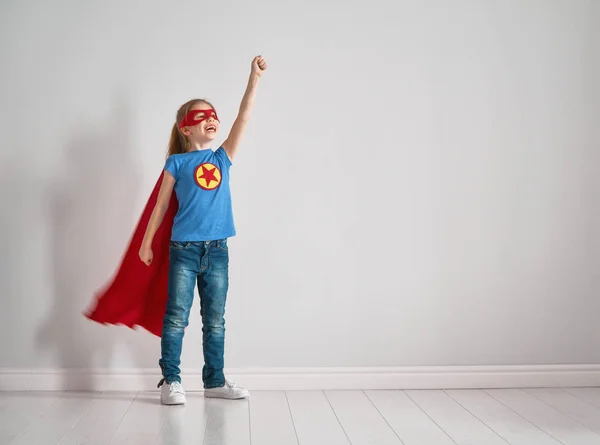 Criança está jogando super-herói — Fotografia de Stock